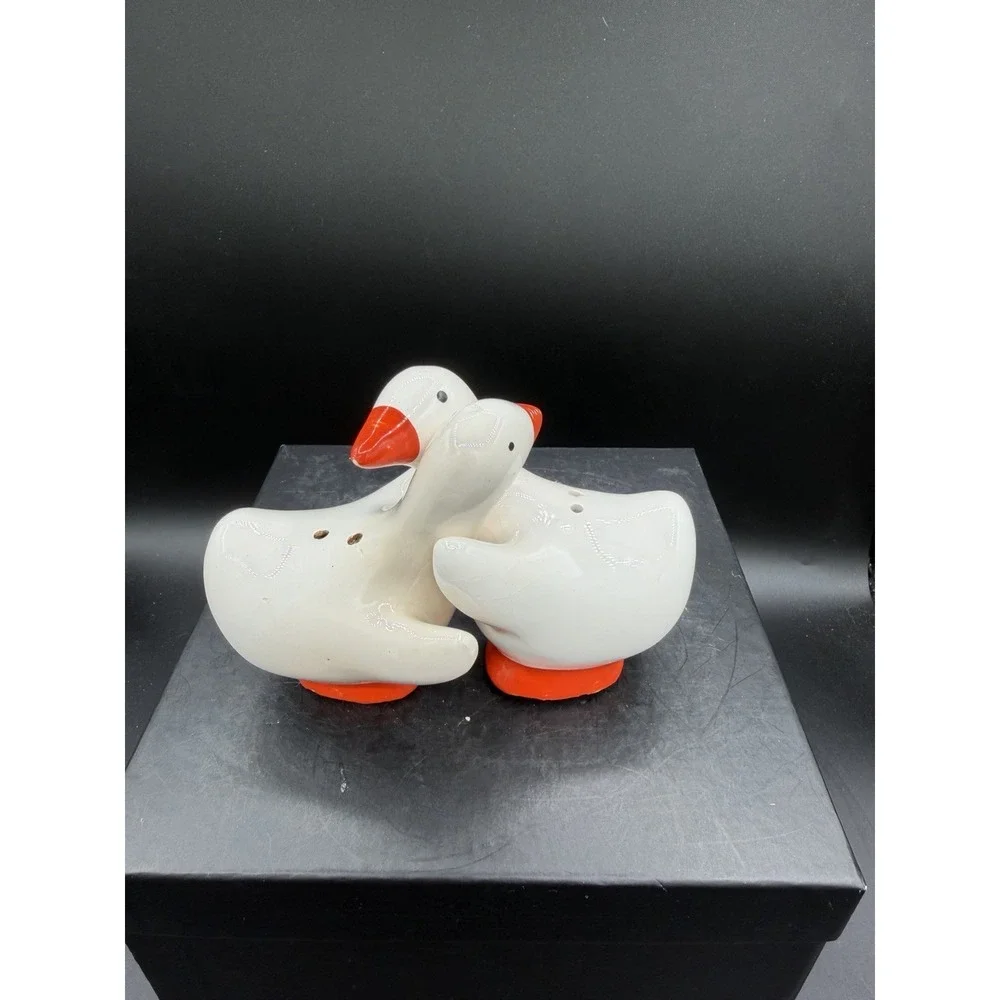 Vintage Hugging Geese Salt & Pepper Shakers 🪿🤍 Ceramic Farmhouse Kitchen Decor